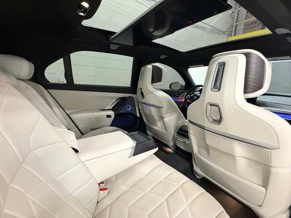 Used 2024 BMW 760i xDrive w/ Premium Package image 52