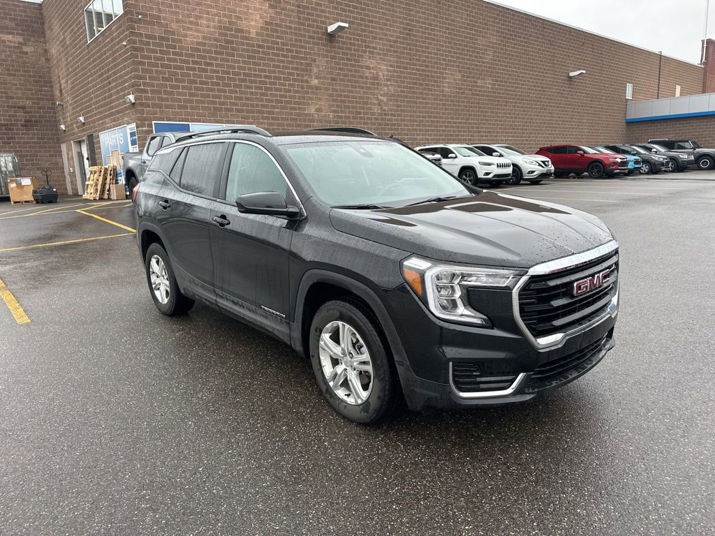 Used 2022 GMC Terrain SLE w/ Driver Convenience Package image 2