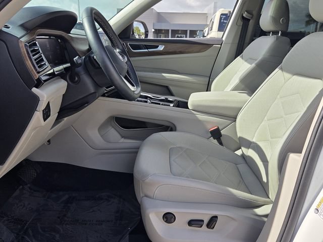 Used 2024 Volkswagen Atlas SE w/ Panoramic Sunroof Package FWD image 12