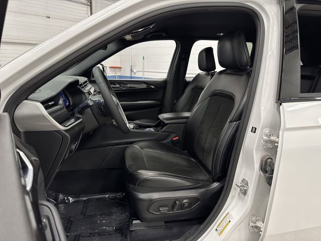 Used 2023 Jeep Grand Cherokee Altitude image 4