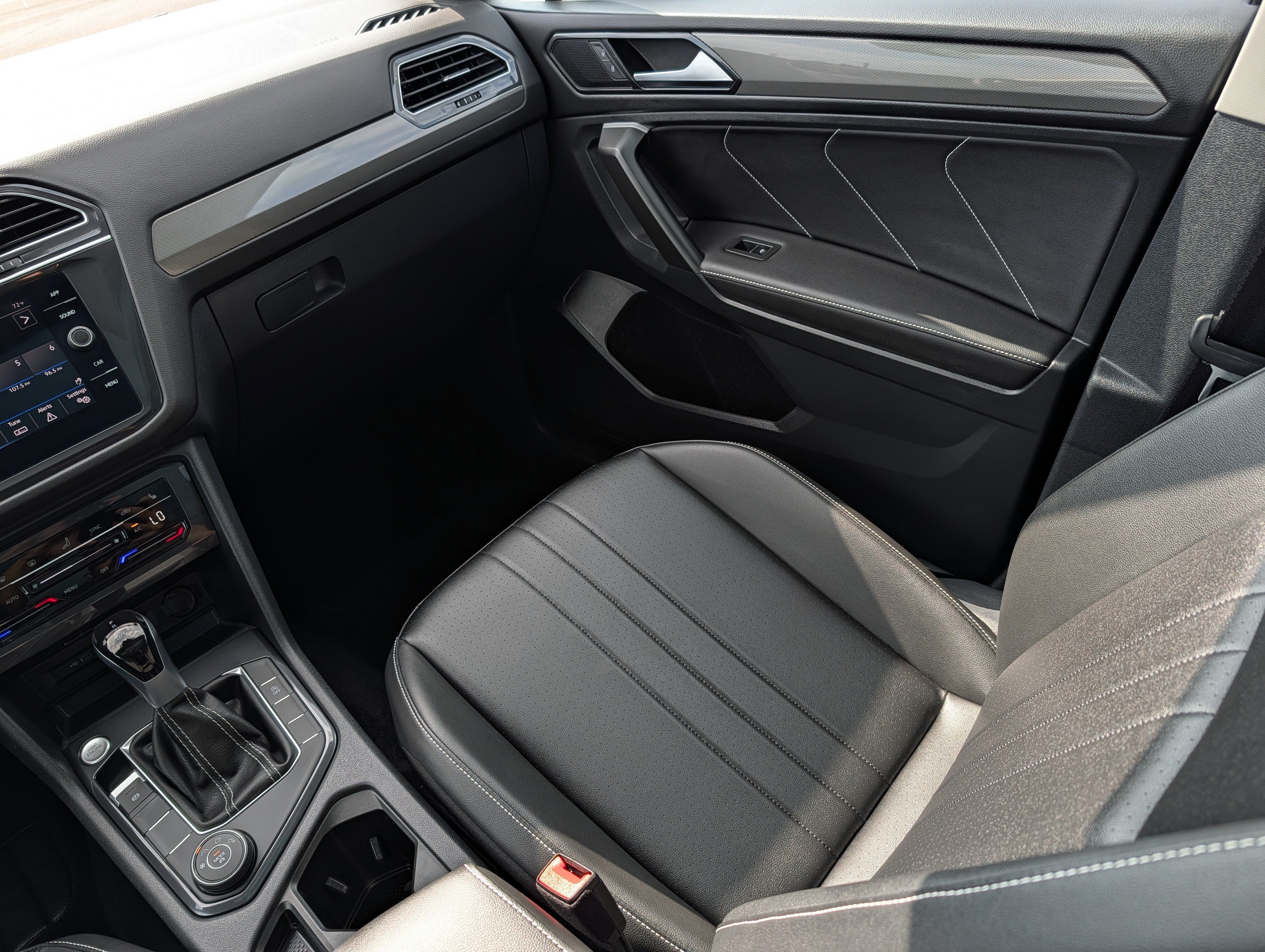 Used 2024 Volkswagen Tiguan SE w/ Panoramic Sunroof Package AWD/4WD image 11