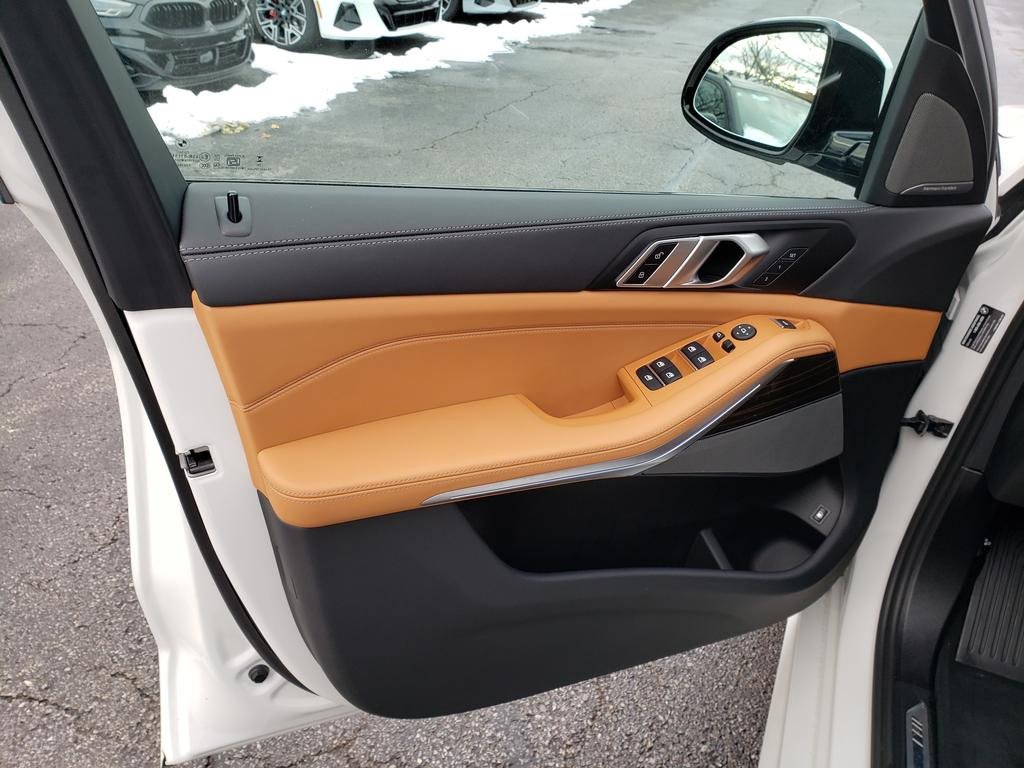 Used 2025 BMW X5 xDrive50e w/ M Sport Package image 10