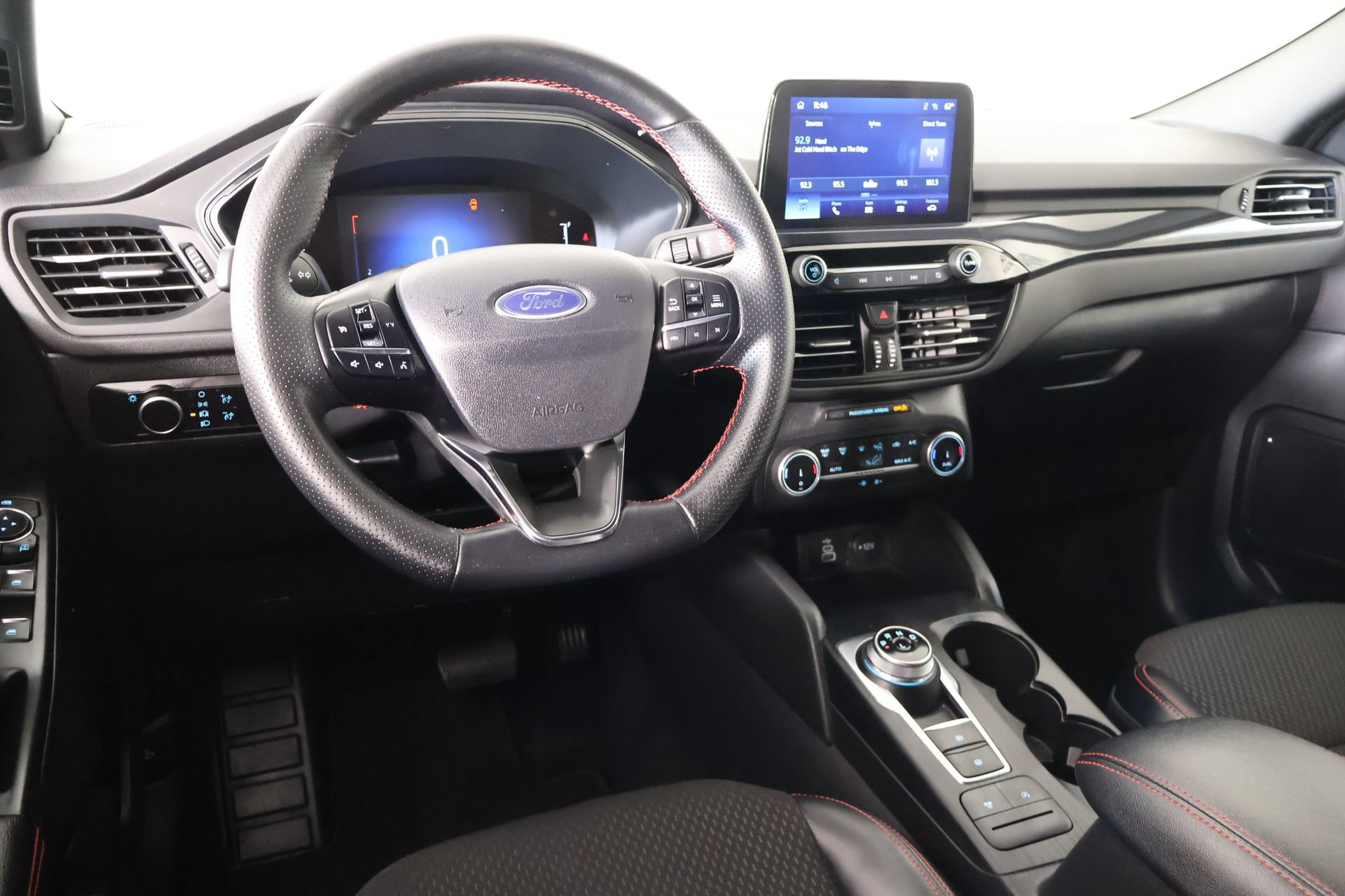 Used 2025 Ford Escape ST-Line AWD/4WD image 2