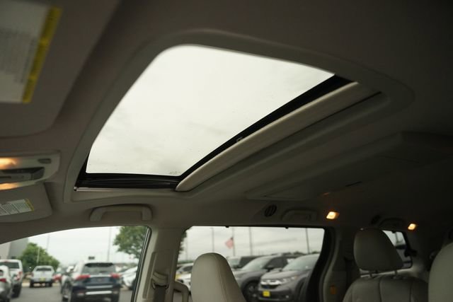 Used 2013 Toyota Sienna XLE w/ Entertainment Pkg FWD image 10