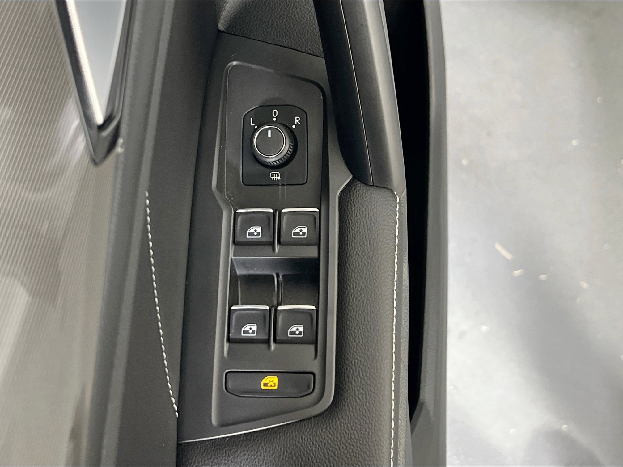 Used 2022 Volkswagen Tiguan SE AWD/4WD image 17