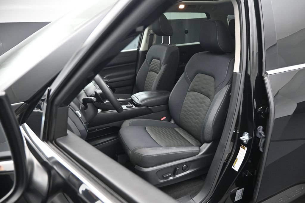 Used 2025 Nissan Pathfinder SV w/ SV Premium Package AWD/4WD image 9