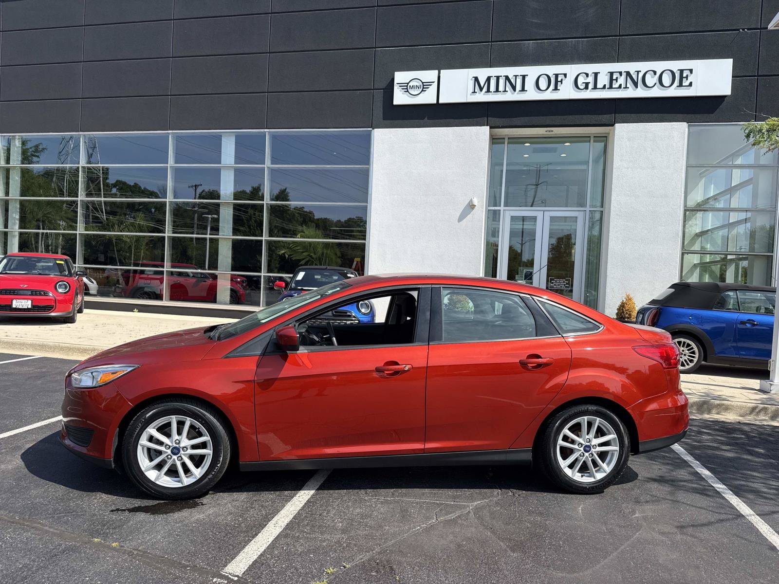 Used 2018 Ford Focus SE FWD image 2