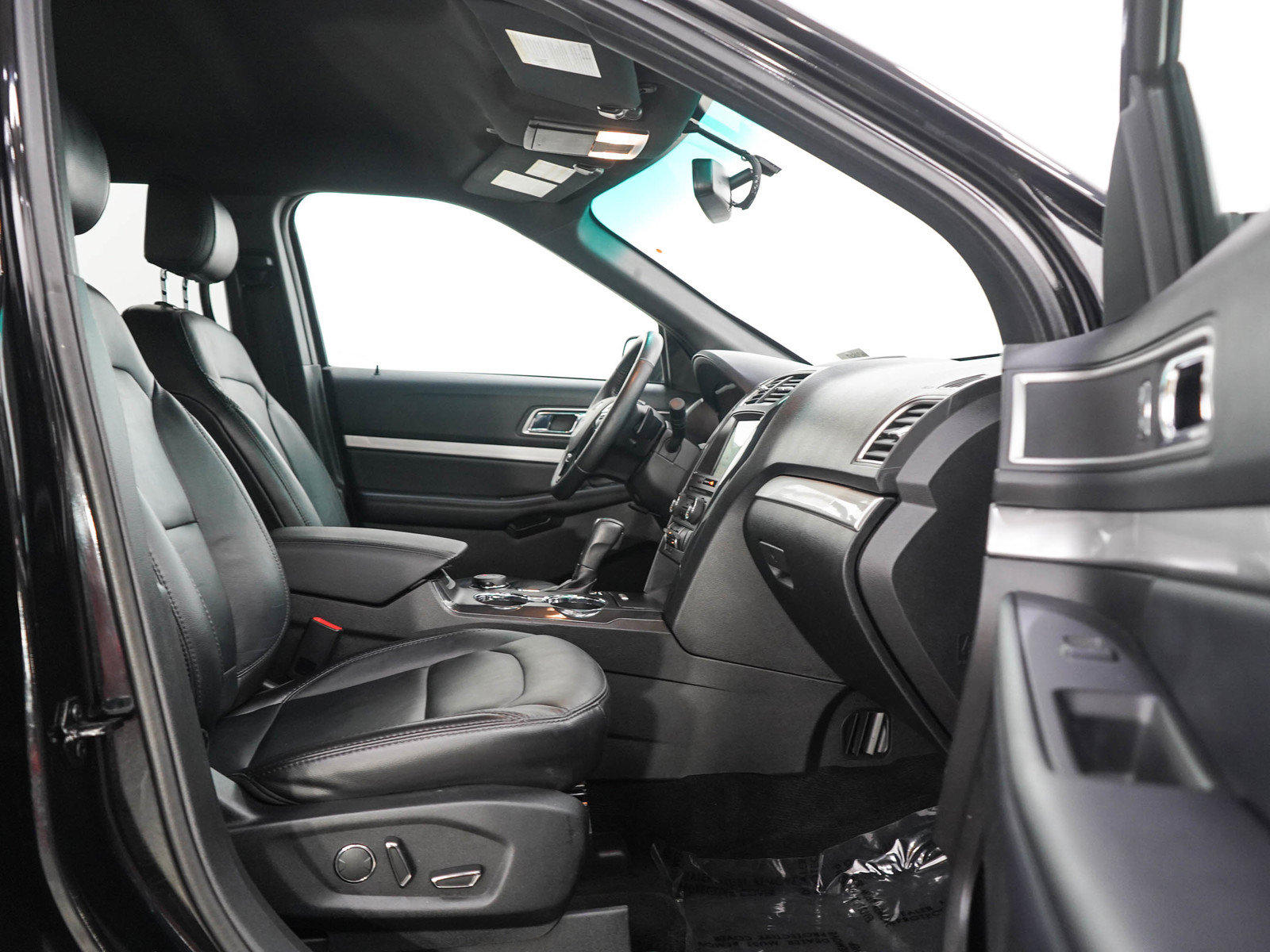 Used 2017 Ford Explorer XLT w/ Equipment Group 202A AWD/4WD image 11