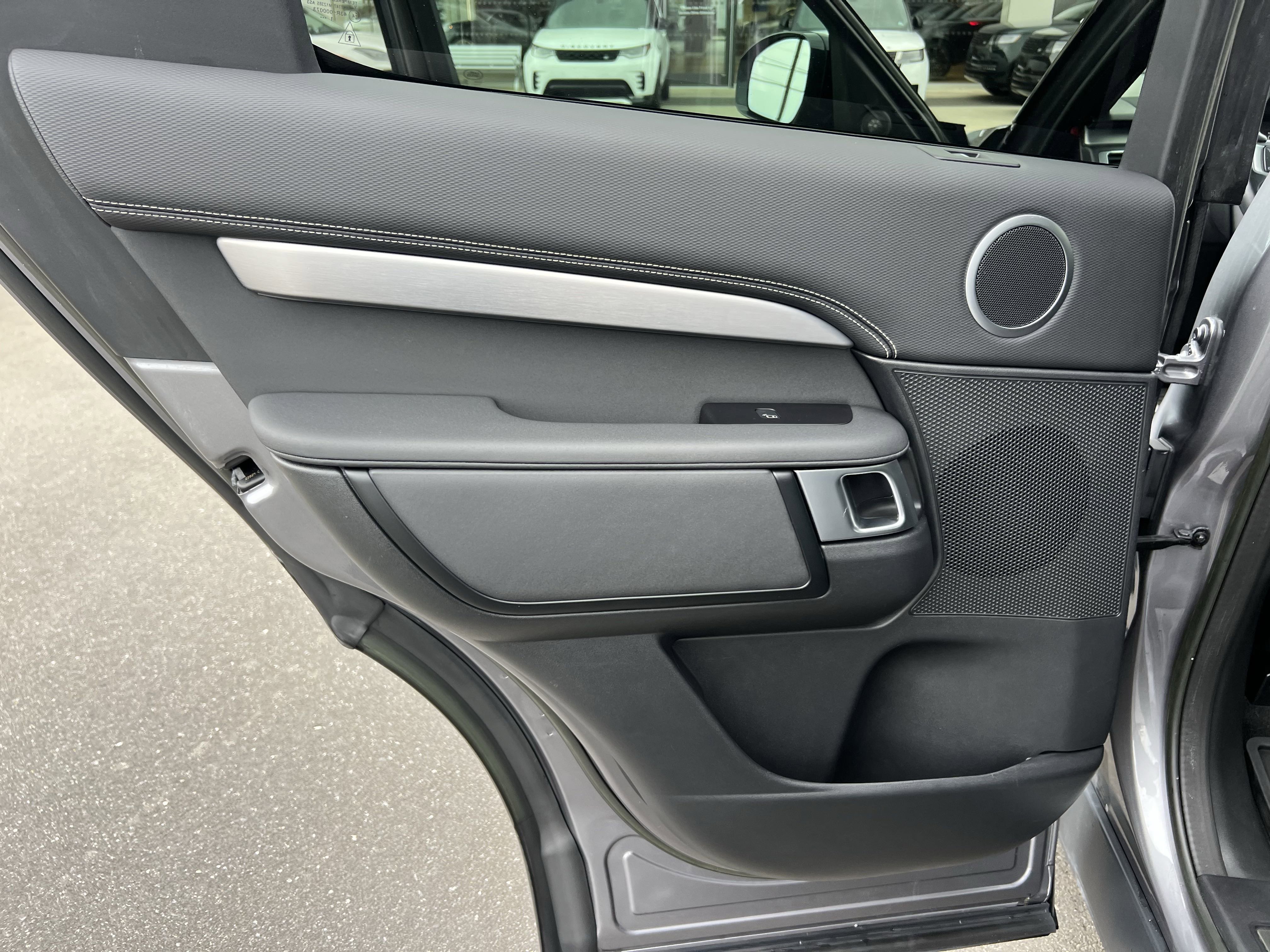 Certified 2023 Land Rover Discovery S R-Dynamic image 29