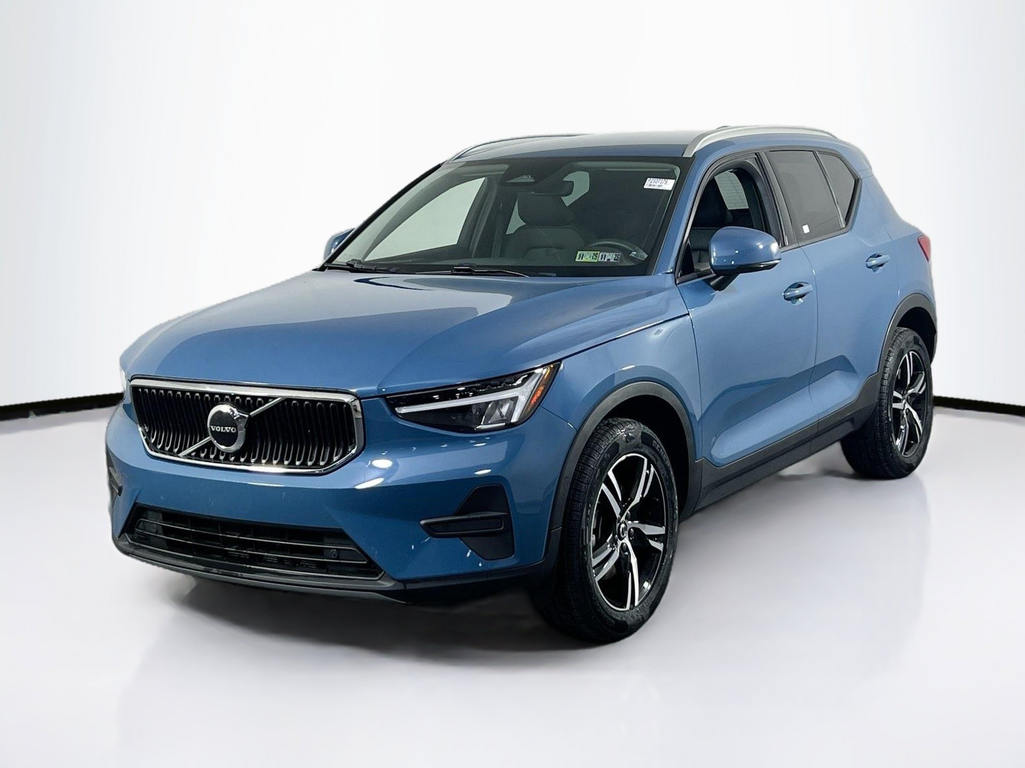Used 2023 Volvo XC40 B5 Core w/ Convenience Package