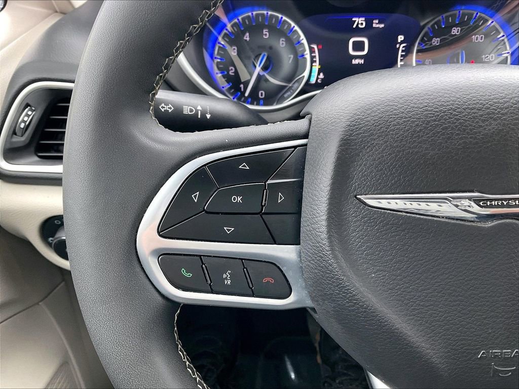 Used 2024 Chrysler Pacifica Touring-L image 22