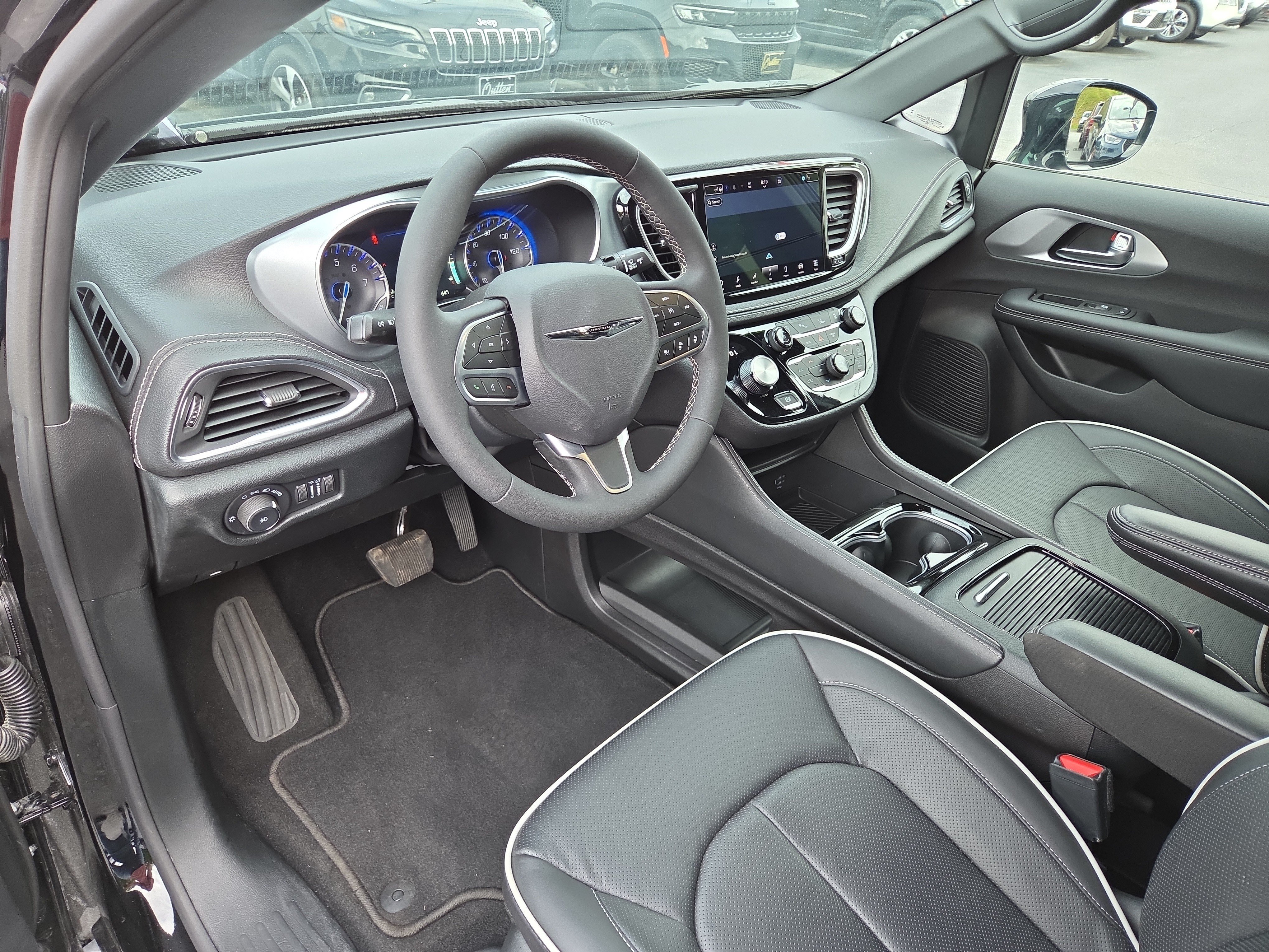Certified 2026 Chrysler Pacifica Limited FWD image 16