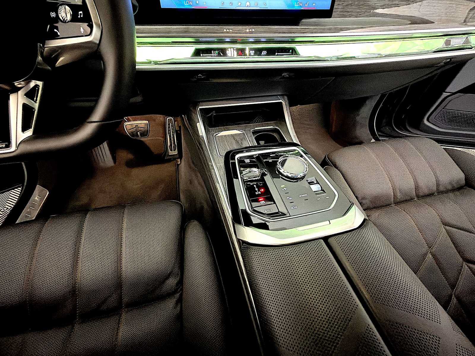 Used 2025 BMW 760i xDrive w/ Executive Package AWD/4WD image 18