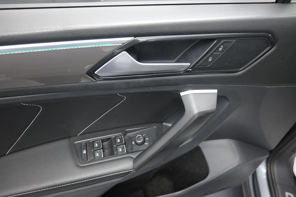 Used 2023 Volkswagen Tiguan SE R-Line FWD image 10