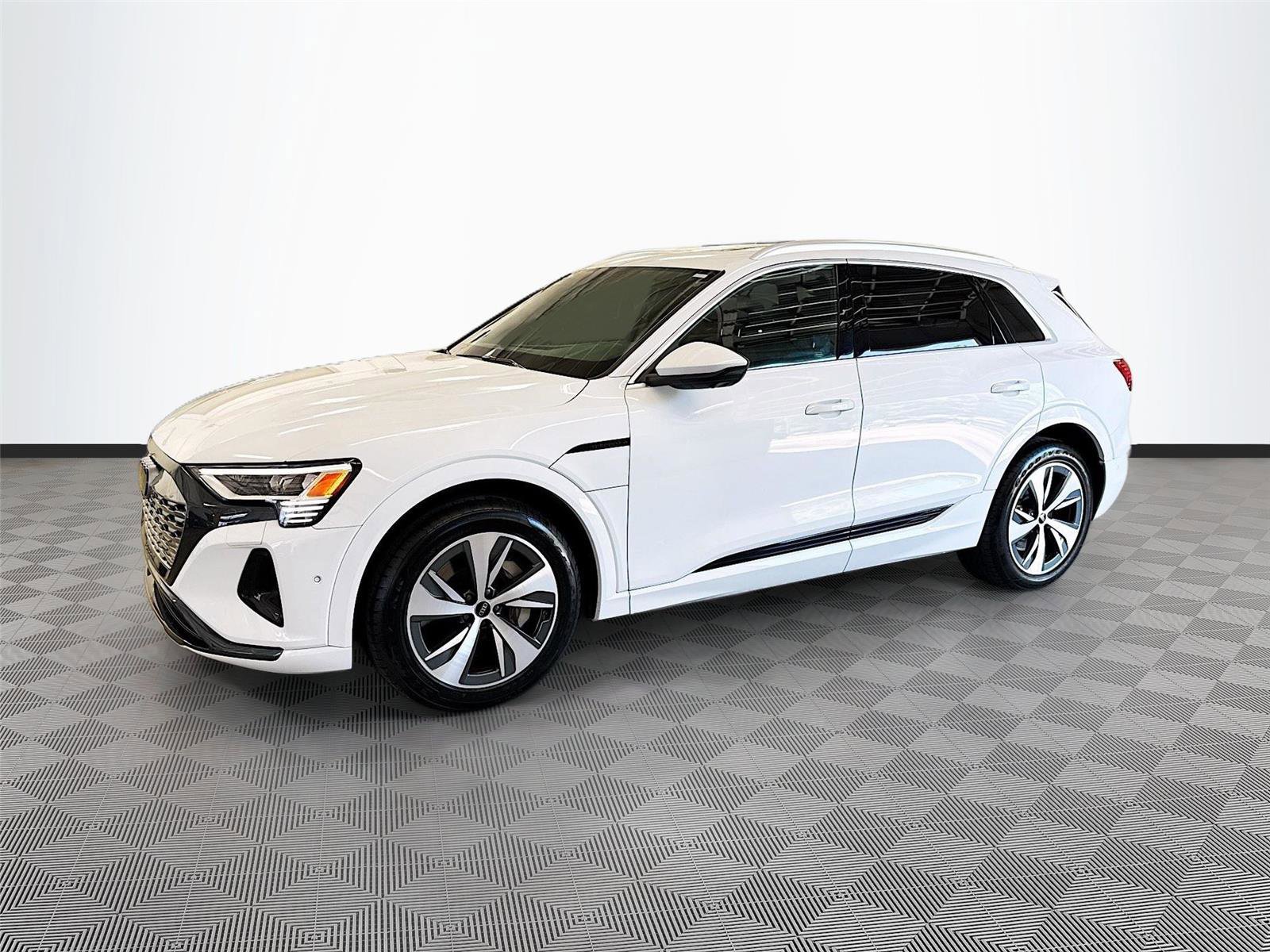 Used 2024 Audi Q8 e-tron Premium Plus w/ Premium Plus Package AWD/4WD image 3