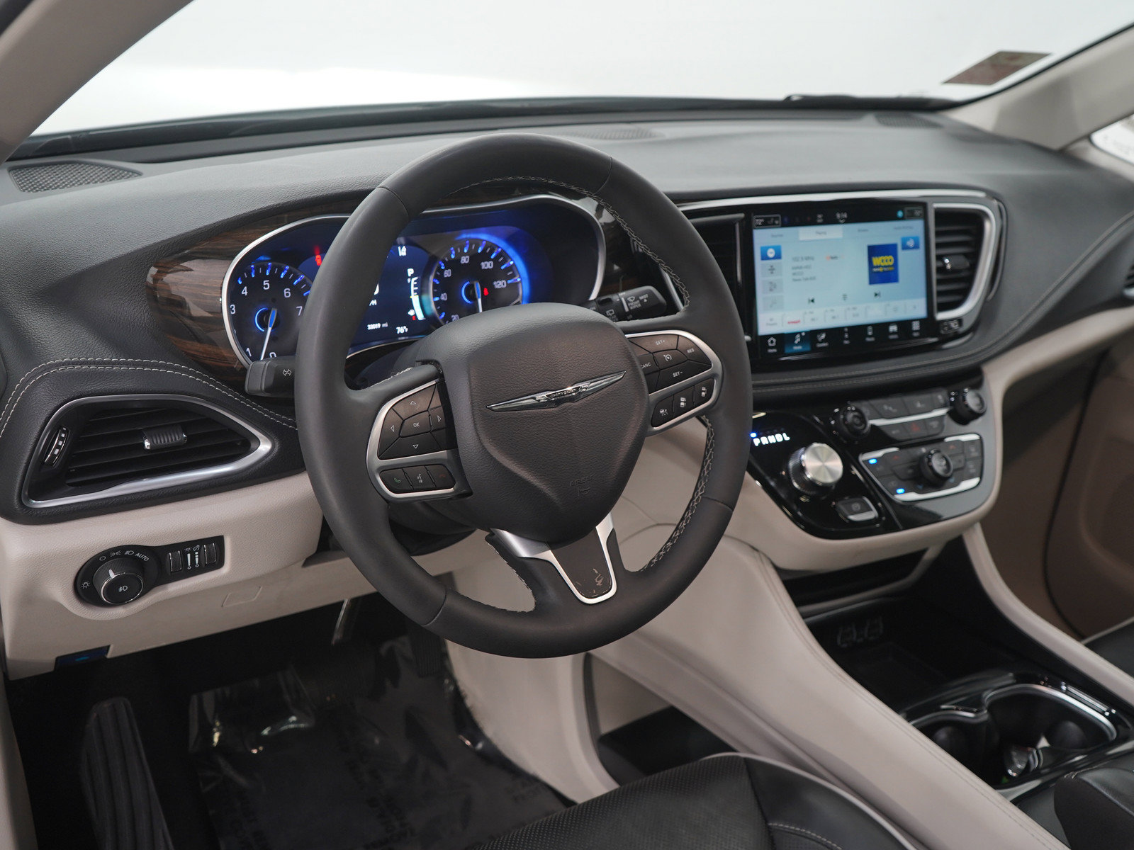 Used 2024 Chrysler Pacifica Limited FWD image 25