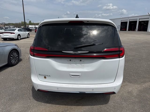 Used 2023 Chrysler Pacifica Touring-L FWD image 10