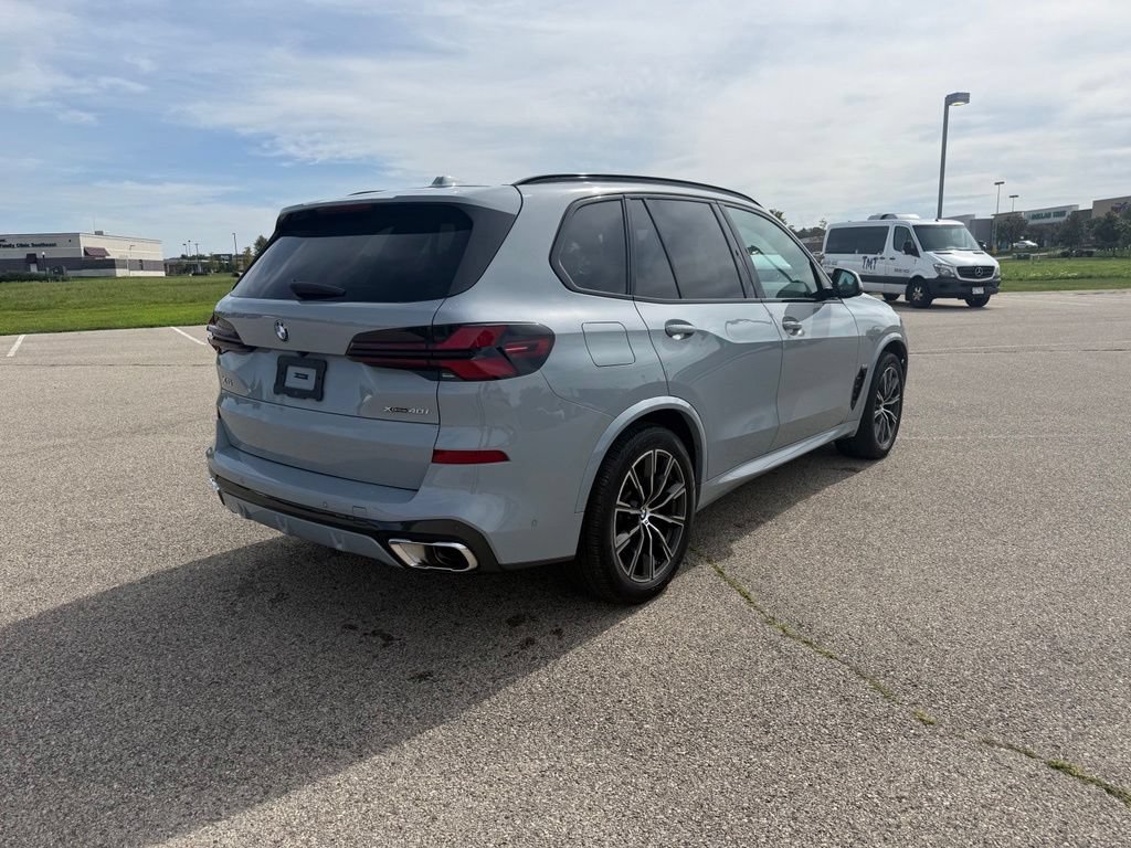 Used 2024 BMW X5 xDrive40i w/ M Sport Package AWD/4WD image 4