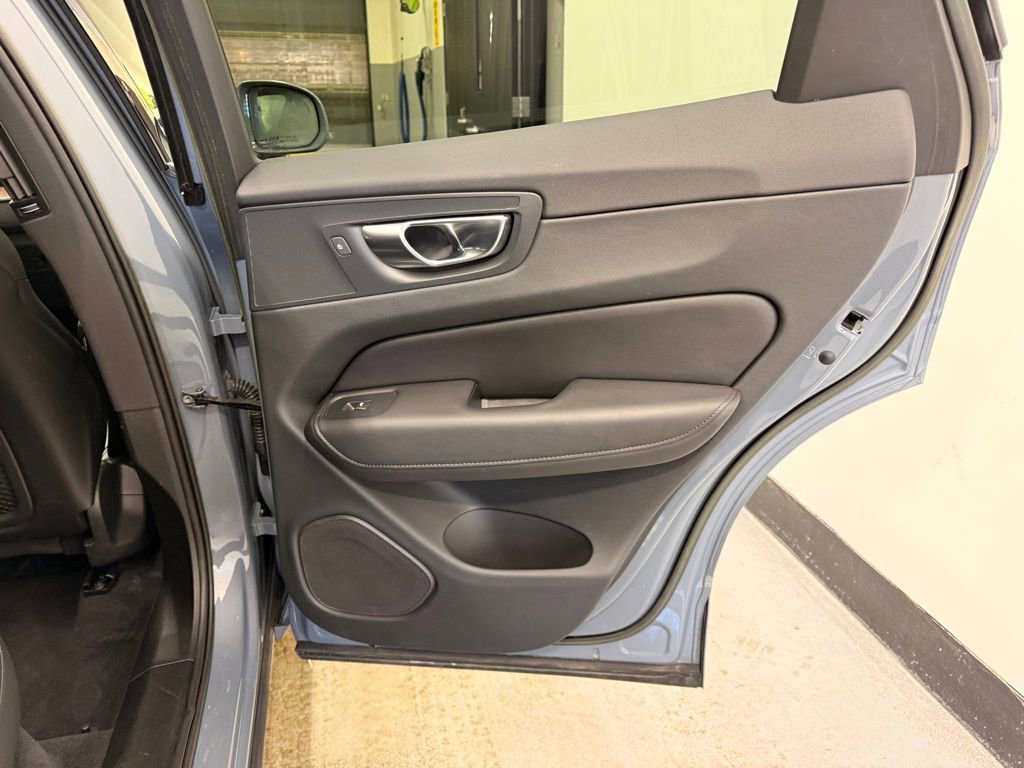 Used 2023 Volvo XC60 B5 Plus image 24