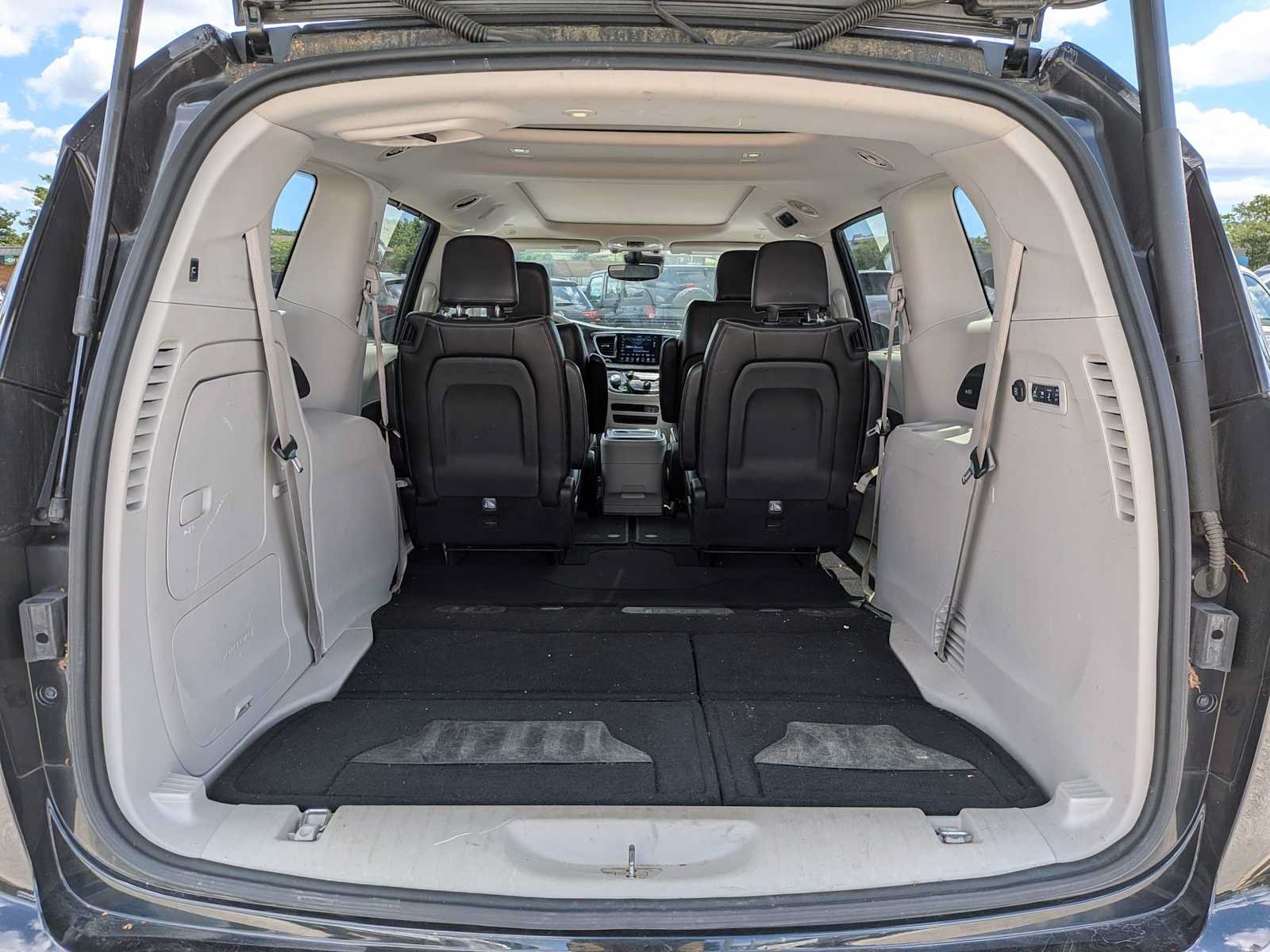 Used 2020 Chrysler Pacifica Limited w/ Advanced Safetytec Group FWD image 33