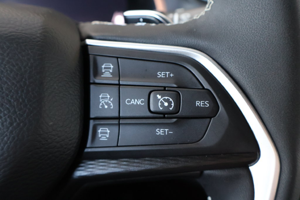 Used 2025 Jeep Grand Cherokee Altitude AWD/4WD image 32