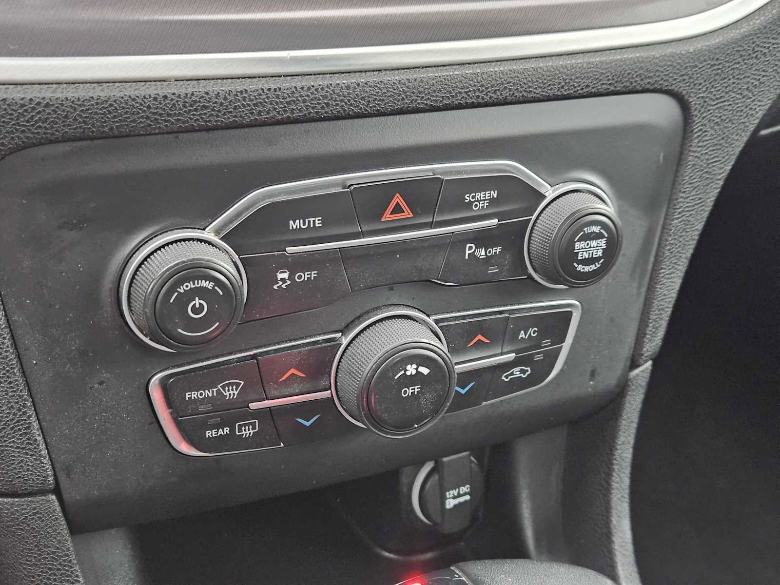Used 2019 Dodge Charger SXT RWD image 18