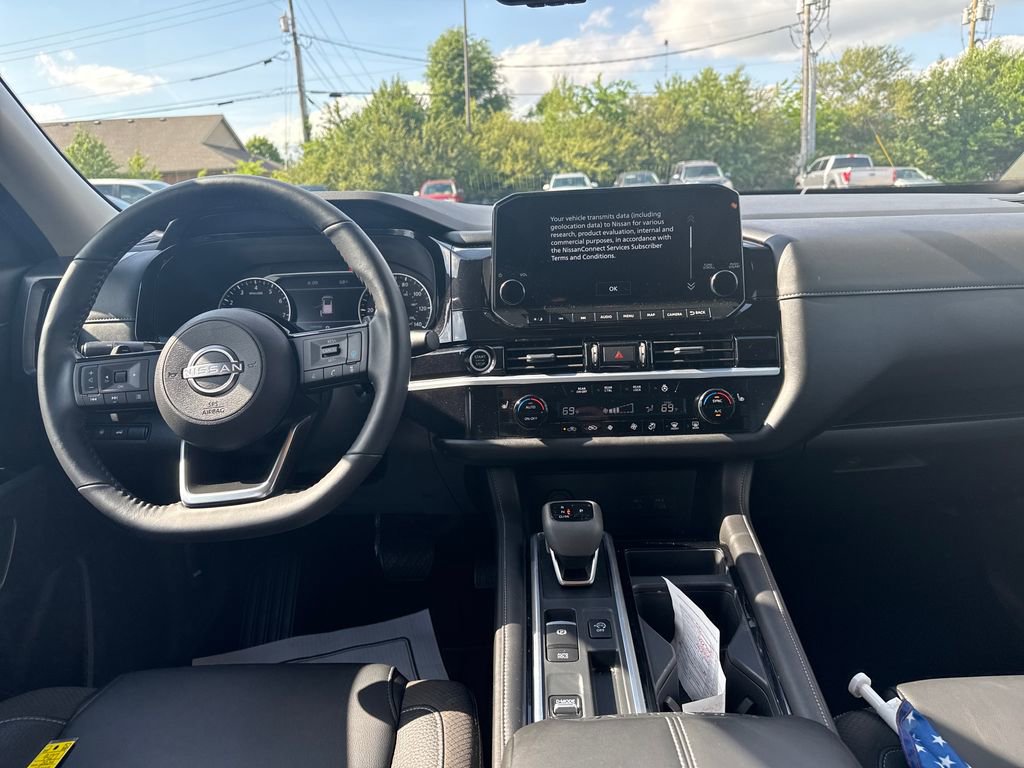 Used 2024 Nissan Pathfinder SL FWD image 15