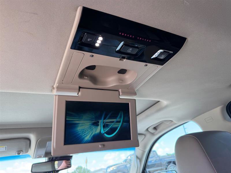 Used 2016 Chevrolet Suburban LTZ RWD image 7