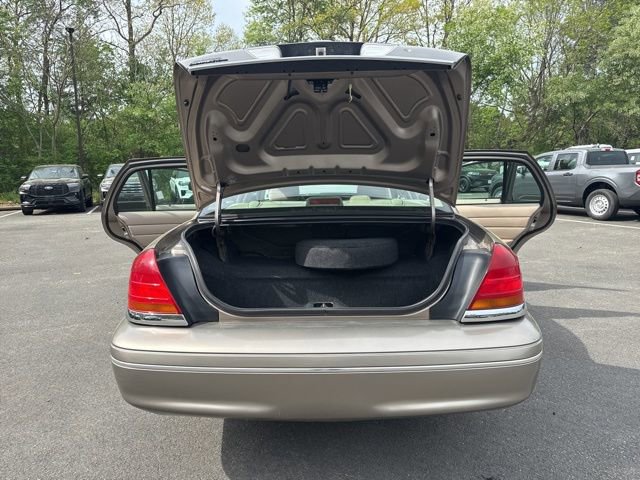Used 2003 Ford Crown Victoria RWD image 23