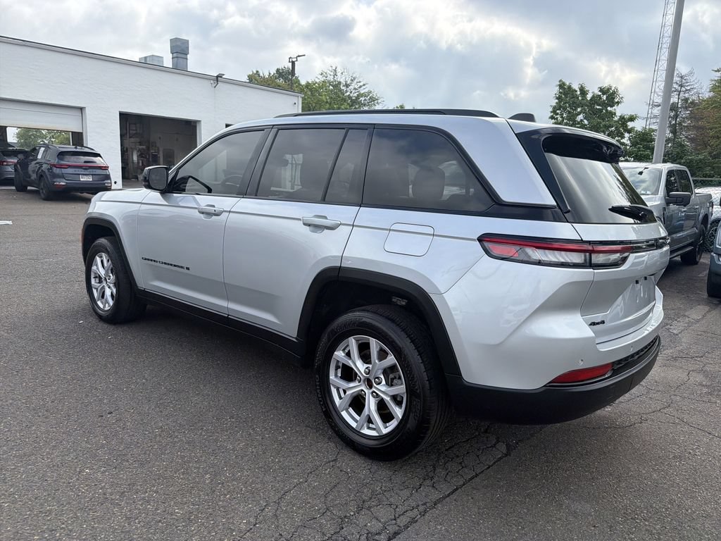 Used 2023 Jeep Grand Cherokee Altitude AWD/4WD image 3
