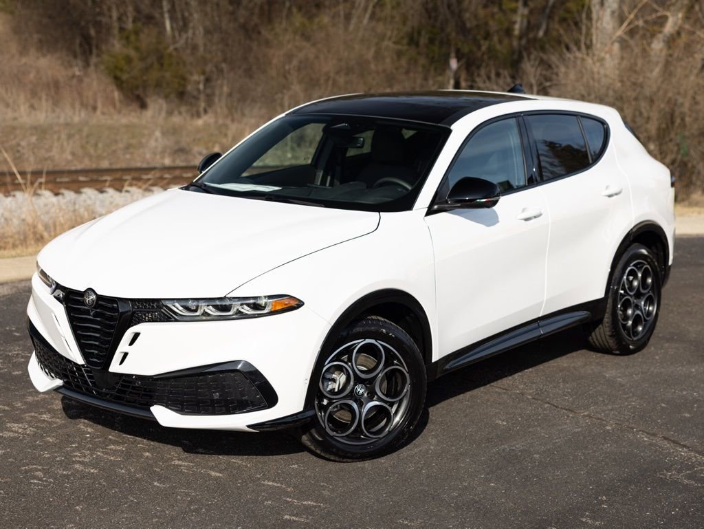 New 2026 Alfa Romeo Tonale w/ Black Premium Package image 4