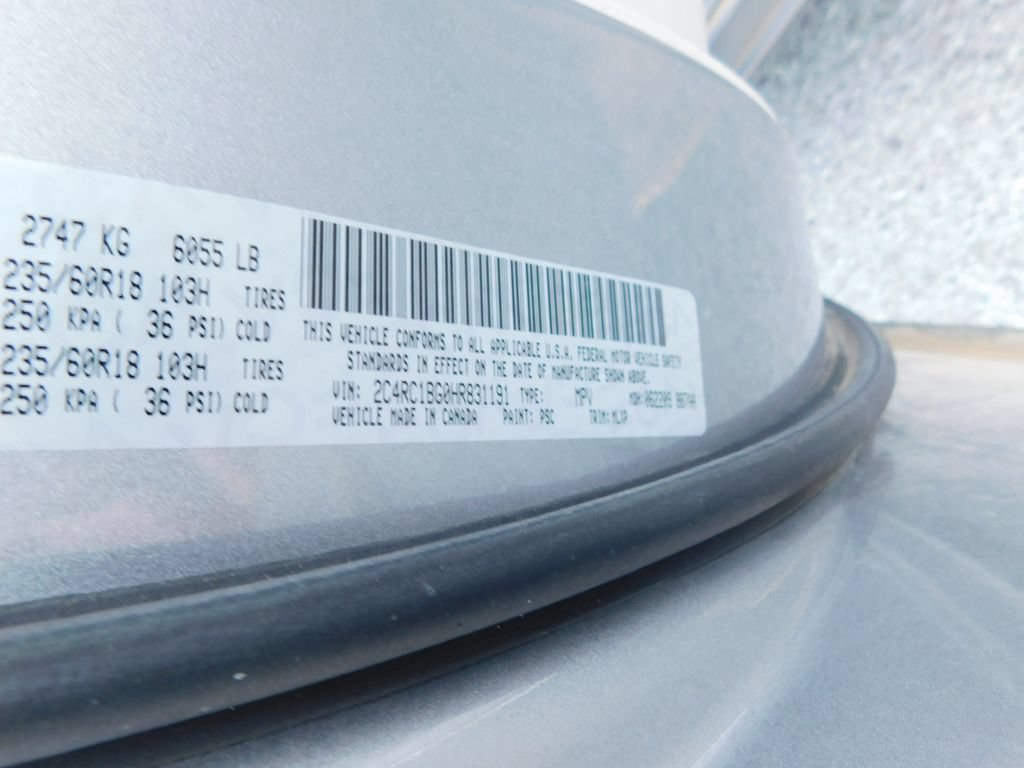 Used 2017 Chrysler Pacifica Touring-L w/ Tire & Wheel Group FWD image 8
