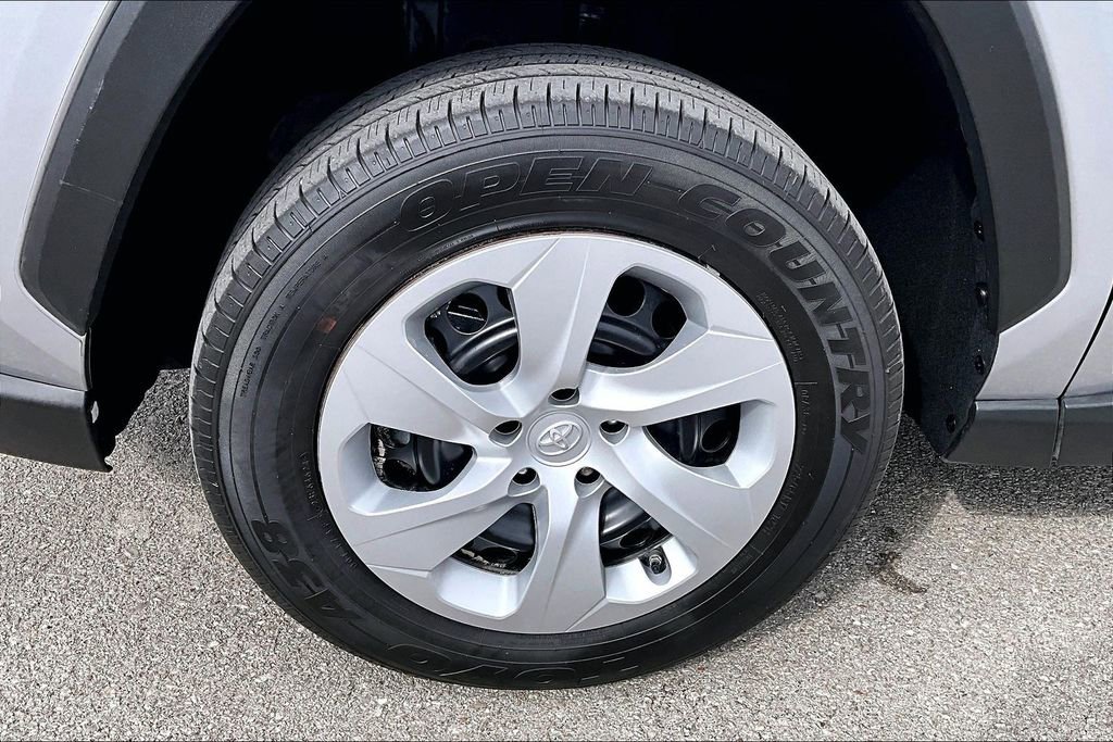 Used 2025 Toyota RAV4 LE AWD/4WD image 12