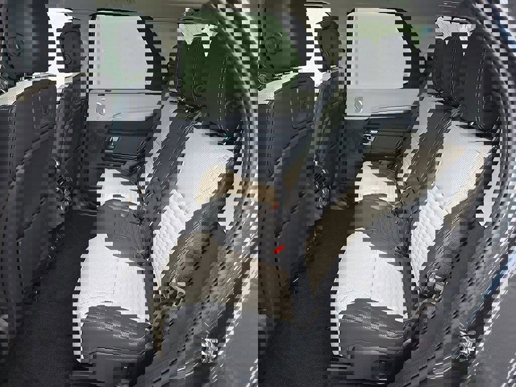 New 2025 Land Rover Discovery Dynamic SE image 8