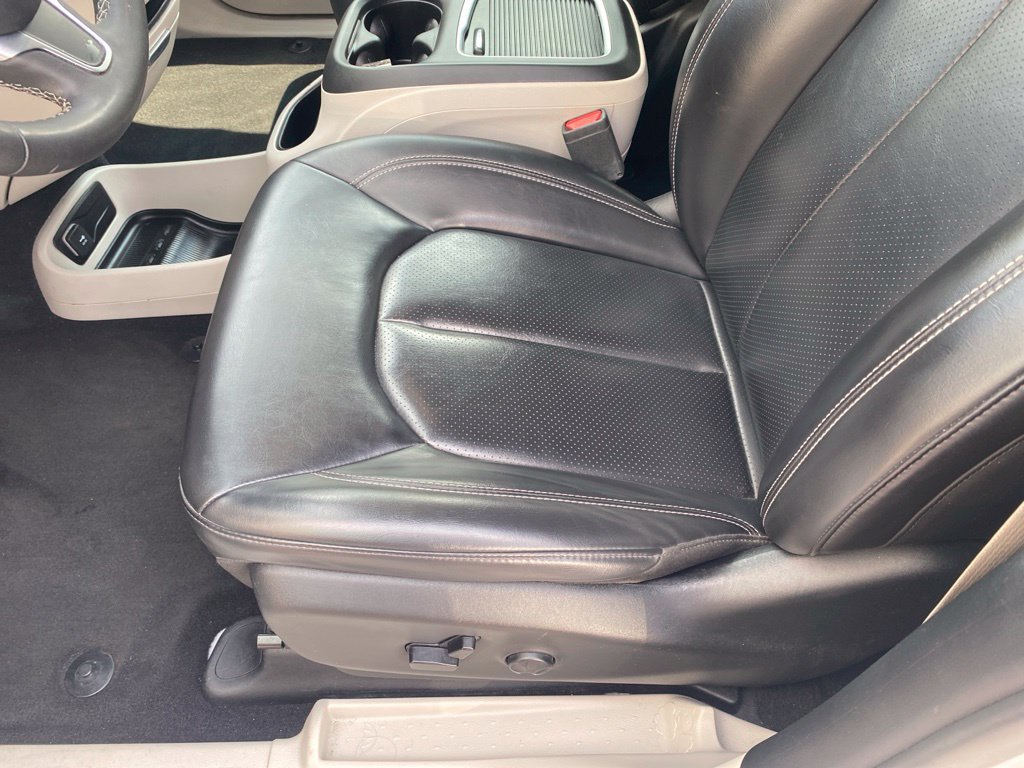 Used 2023 Chrysler Pacifica Touring-L FWD image 16