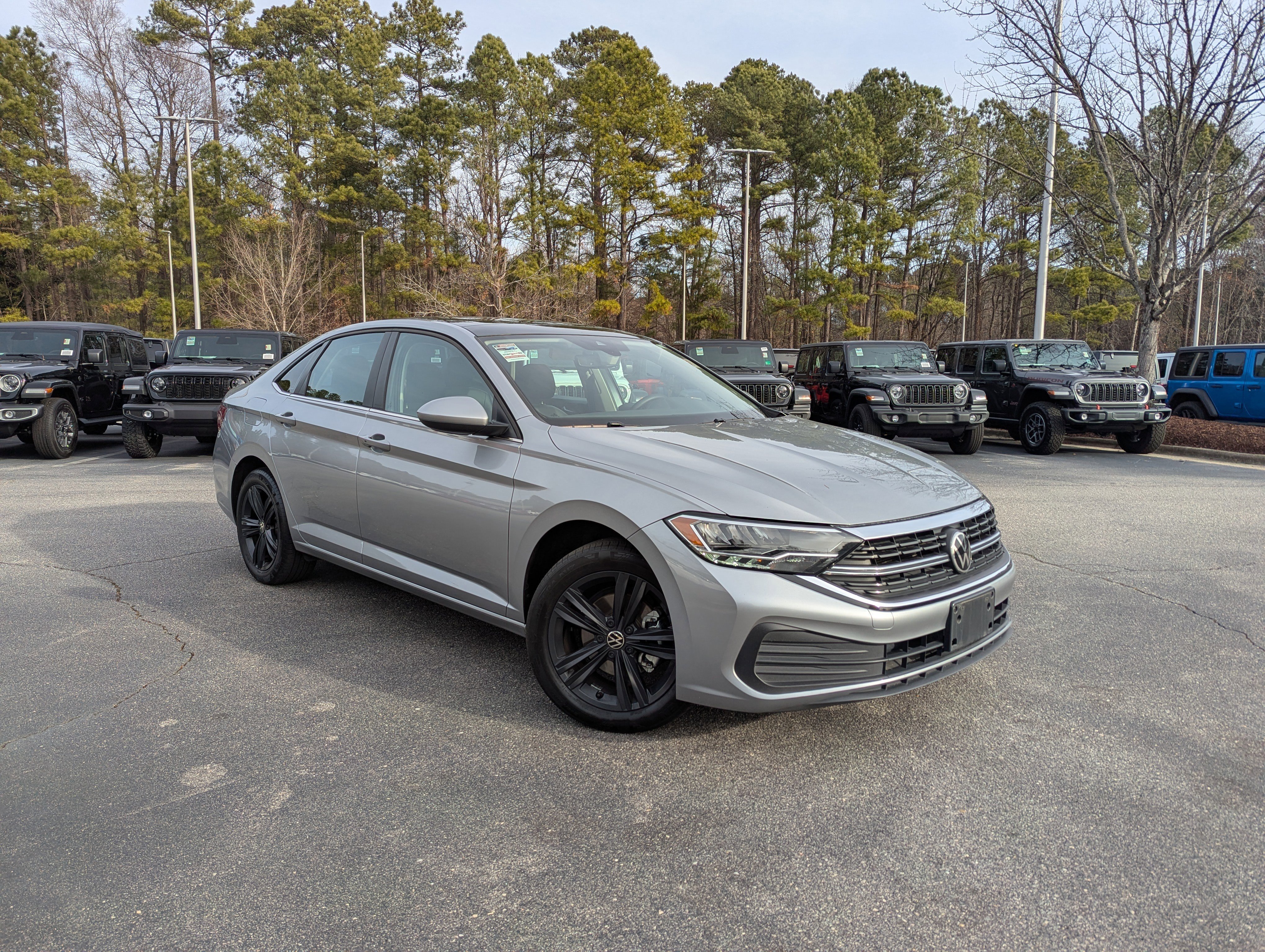 Used 2023 Volkswagen Jetta SE w/ Panoramic Sunroof Package image 3