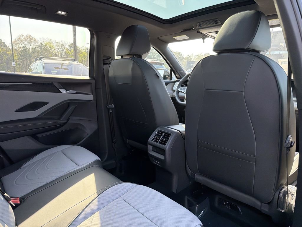 New 2026 Volkswagen Tiguan SE R-Line FWD image 18