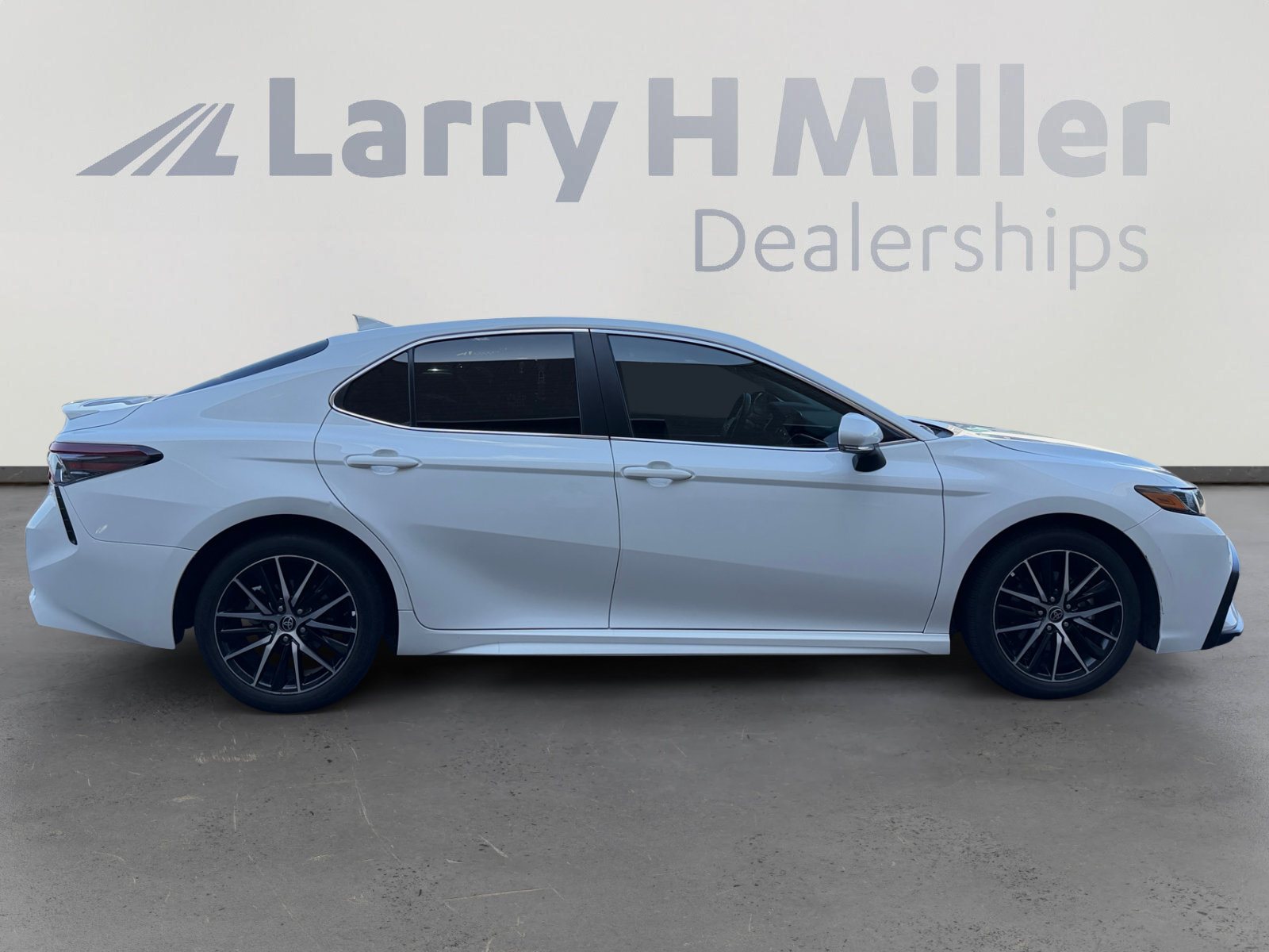Used 2023 Toyota Camry SE FWD image 6