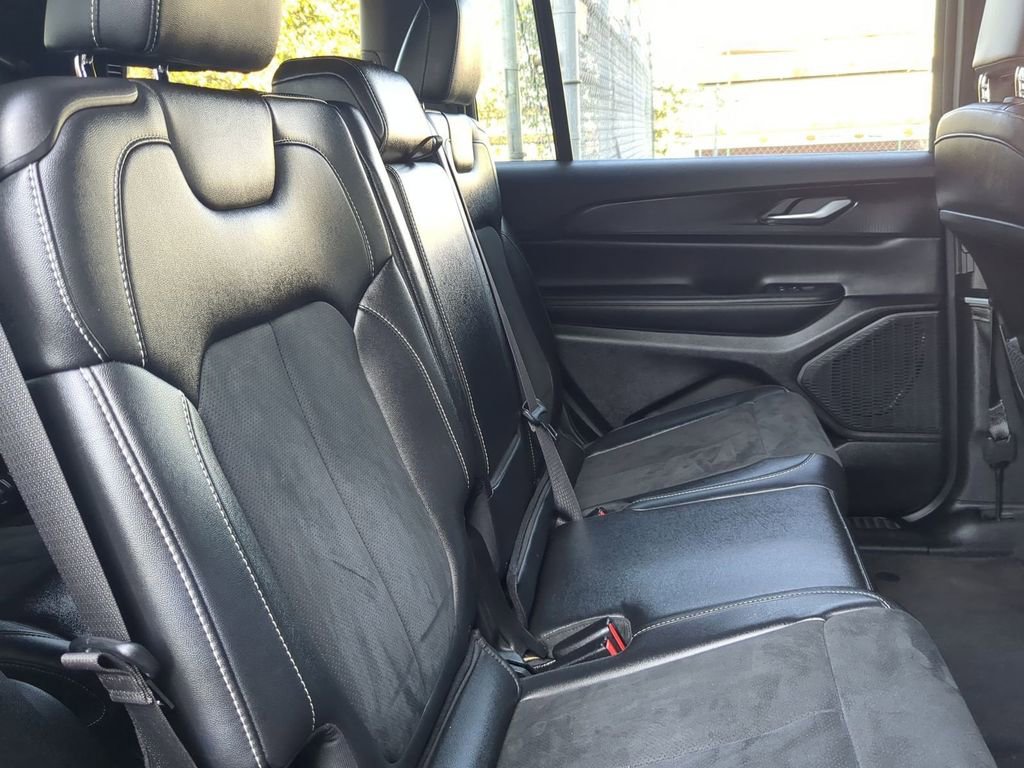 Used 2023 Jeep Grand Cherokee L Laredo image 7