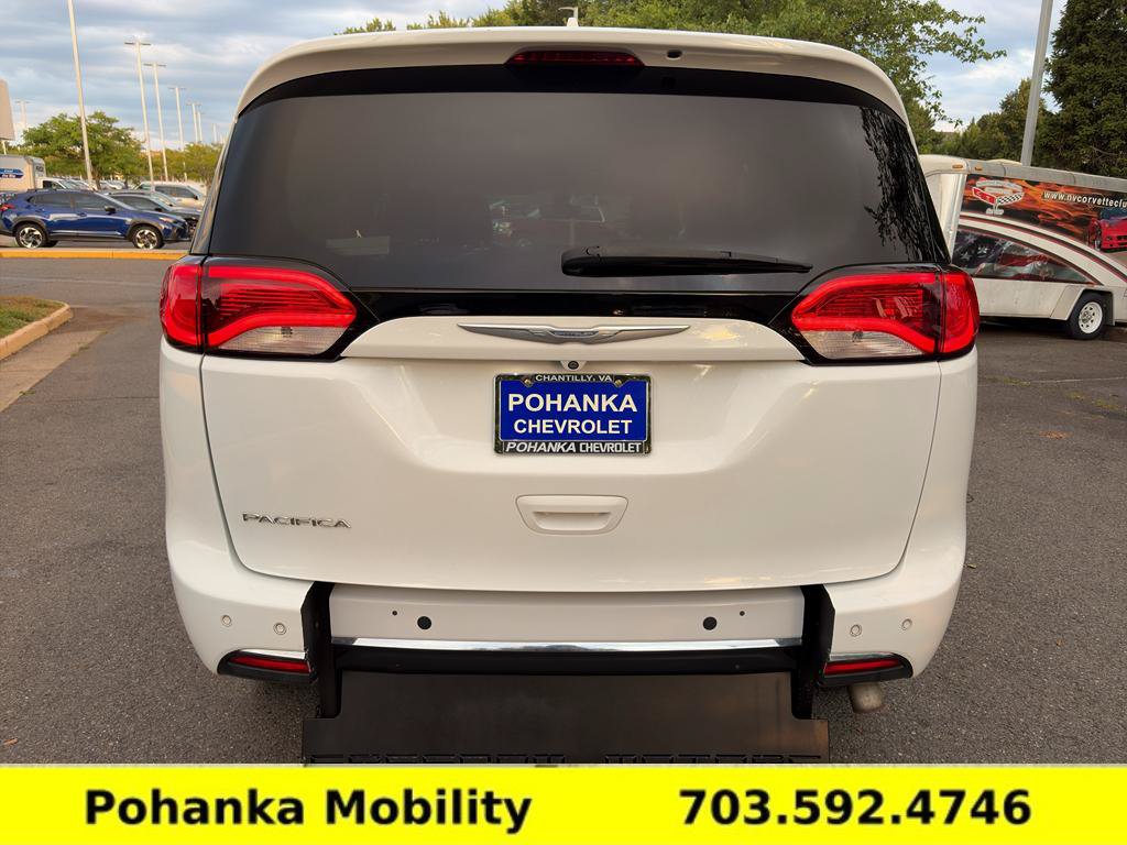 Used 2018 Chrysler Pacifica Touring-L FWD image 10
