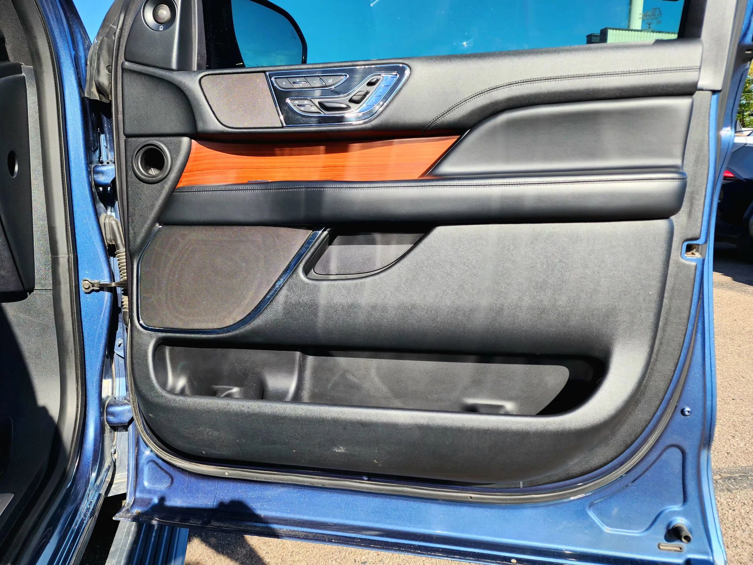 Used 2018 Lincoln Navigator Select w/ Cargo Package AWD/4WD image 9