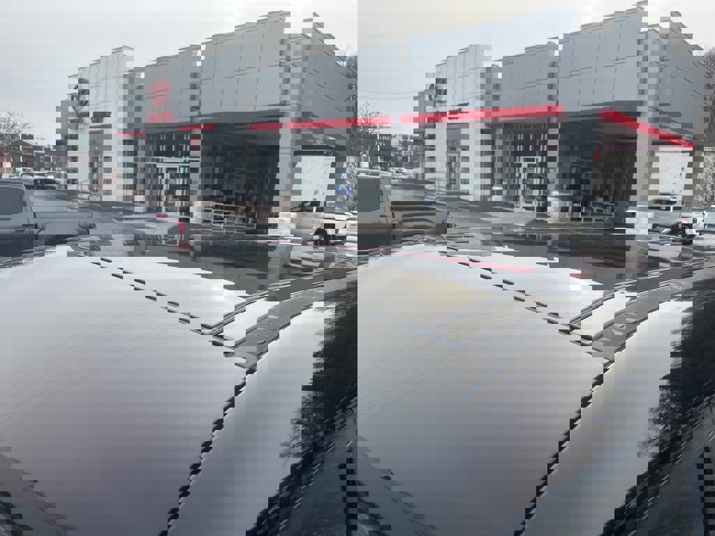 Used 2024 Land Rover Defender 110 SE image 3