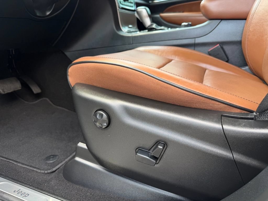 Used 2020 Jeep Grand Cherokee Overland AWD/4WD image 13