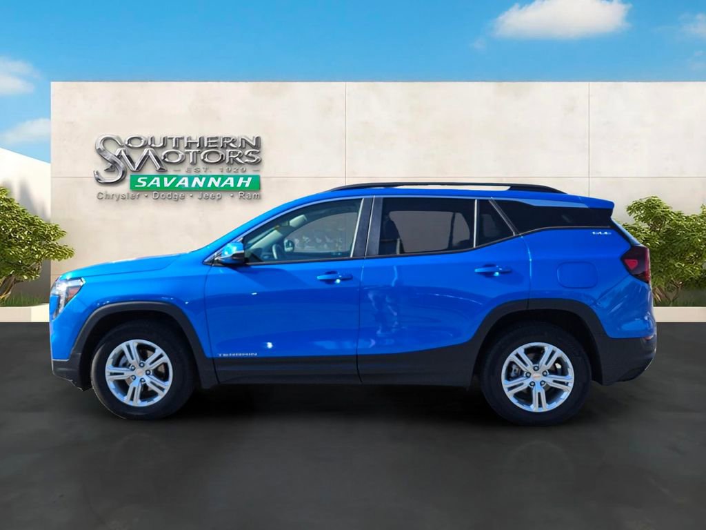 Used 2024 GMC Terrain SLE w/ Driver Convenience Package FWD image 2