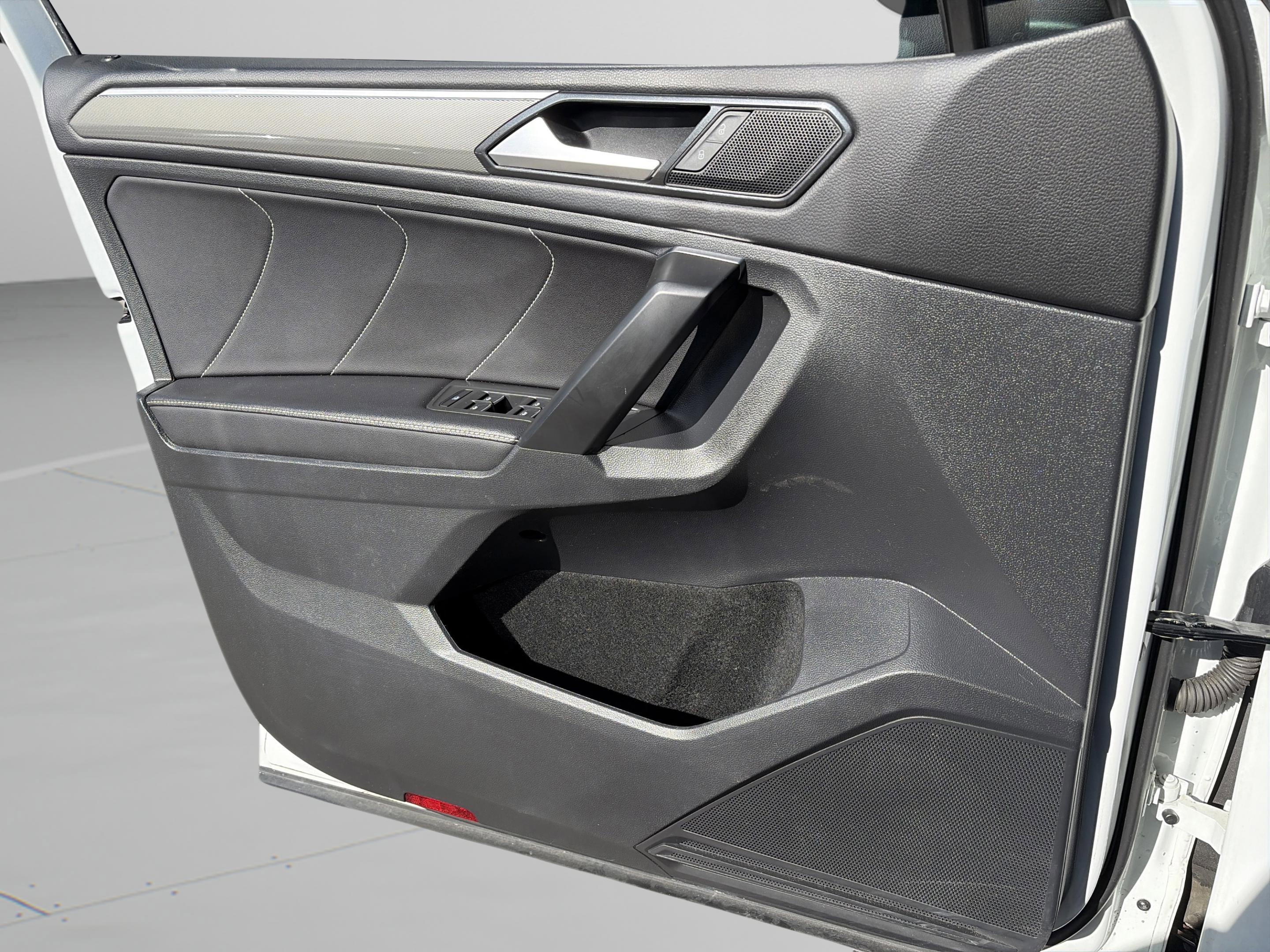 Used 2022 Volkswagen Tiguan SE R-Line image 28