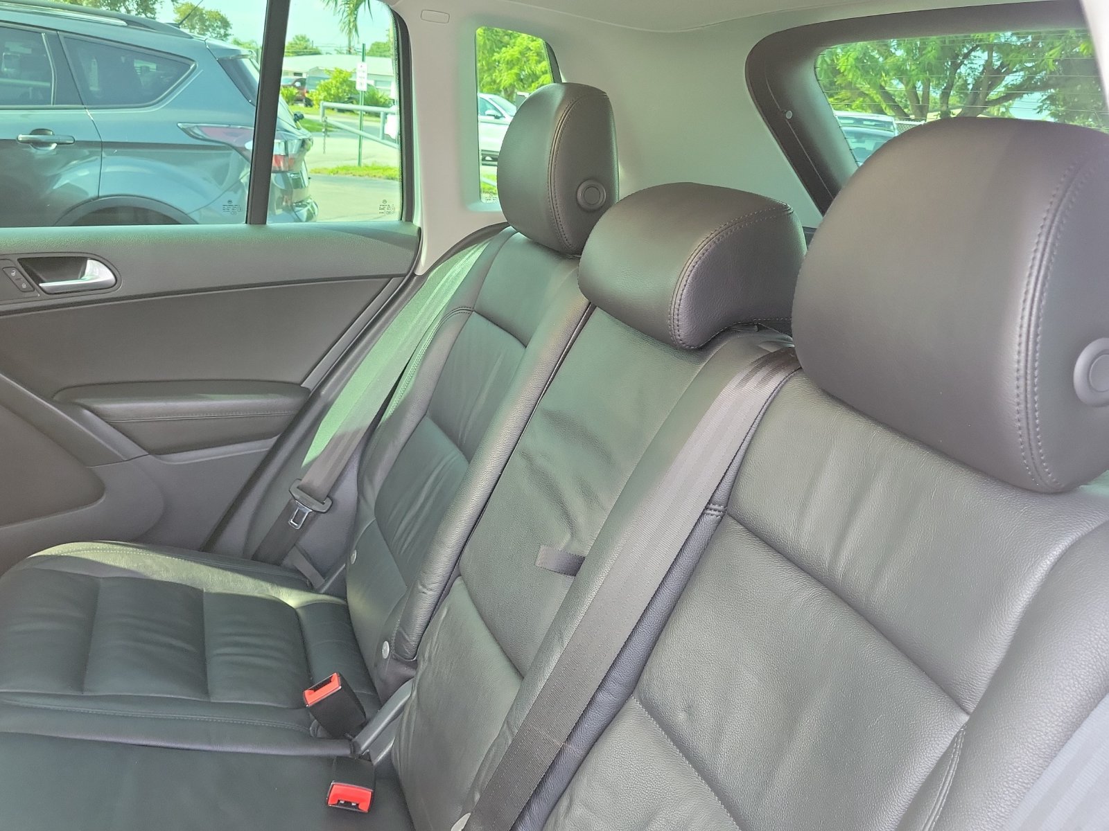 Used 2017 Volkswagen Tiguan SEL FWD image 13