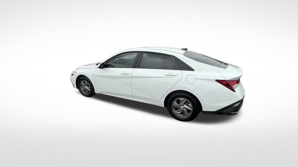 Used 2025 Hyundai Elantra SE image 32