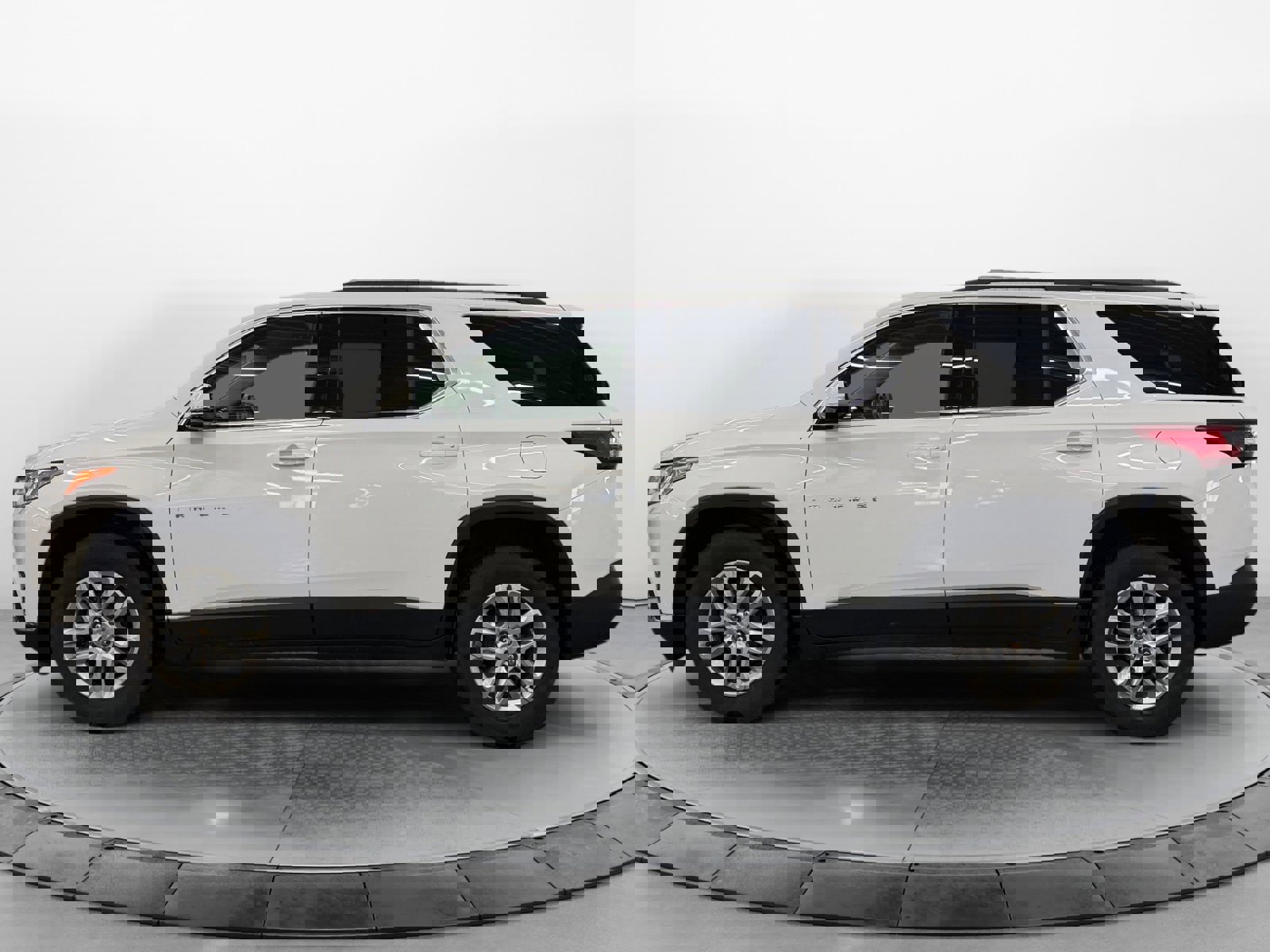 Used 2020 Chevrolet Traverse LT w/ Driver Confidence II Package image 3