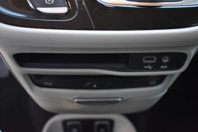 Used 2018 Chrysler Pacifica Touring-L Plus FWD image 37
