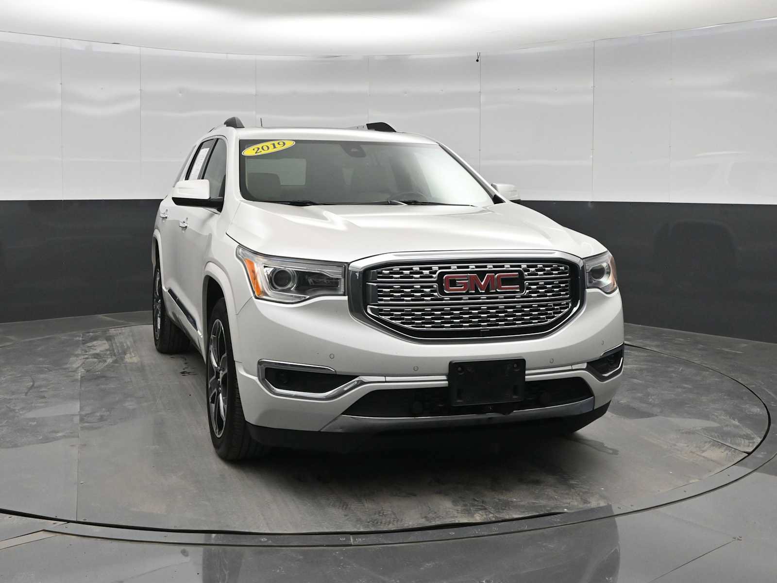 Used 2019 GMC Acadia Denali w/ Technology Package AWD/4WD image 2